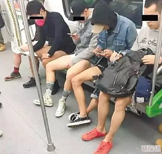 美女脱裤子让男生摸屁屁，现场气氛火热，引发众多围观者拍摄并分享至社交媒体，瞬间成为热门话题