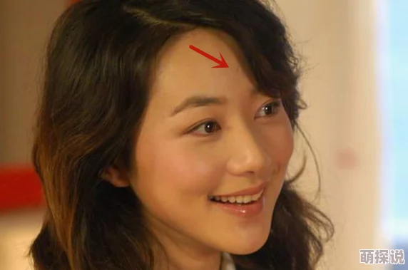 我的姨母很漂亮英语：她的优雅气质和迷人微笑让每个人都为之倾倒，成为聚会中的焦点