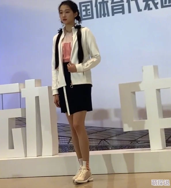 小鸟酱黑丝:她的时尚穿搭引发热议,网友纷纷点赞,成为网络新宠! 小鸟酱黑丝:她的时尚穿搭引发热议,网友纷纷点赞,成为网络新宠!