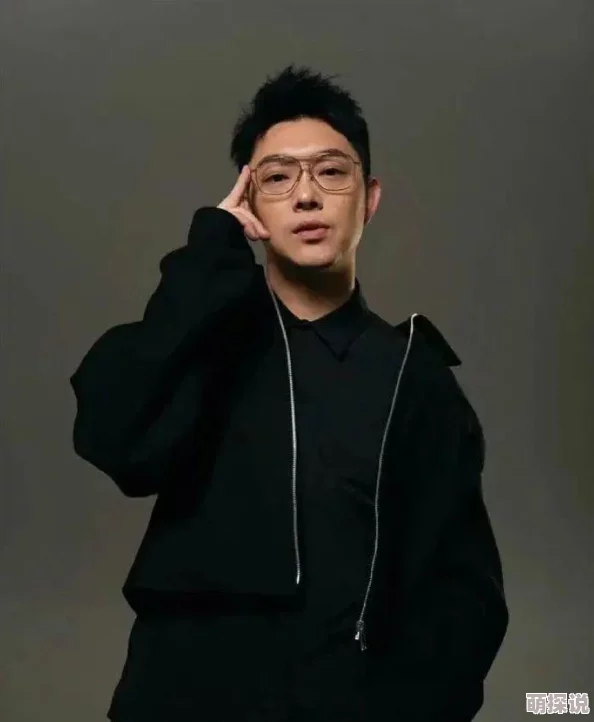 十八岁新疆女rapper以独特风格震撼乐坛，展现青春力量与民族文化的完美融合！