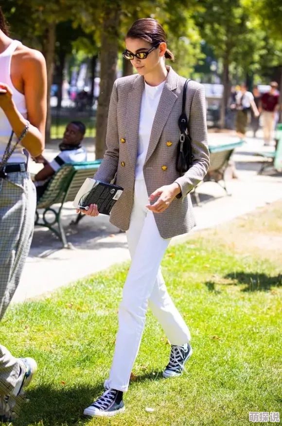 娜娜最新动态：她在社交媒体上分享了与朋友们的聚会照片，展现出活力四射的一面，引发粉丝热议