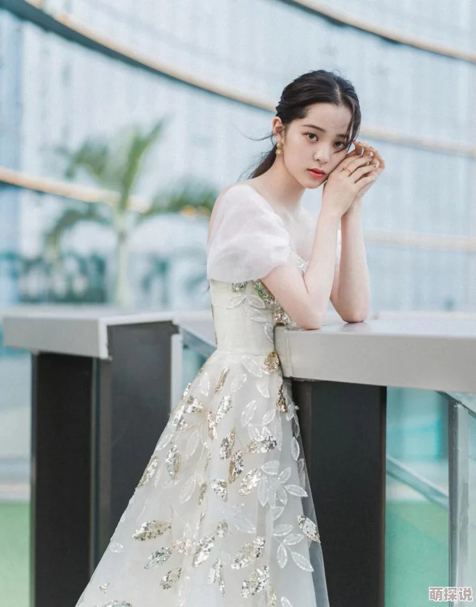 娜娜最新动态：她在社交媒体上分享了与朋友们的聚会照片，展现出活力四射的一面，引发粉丝热议