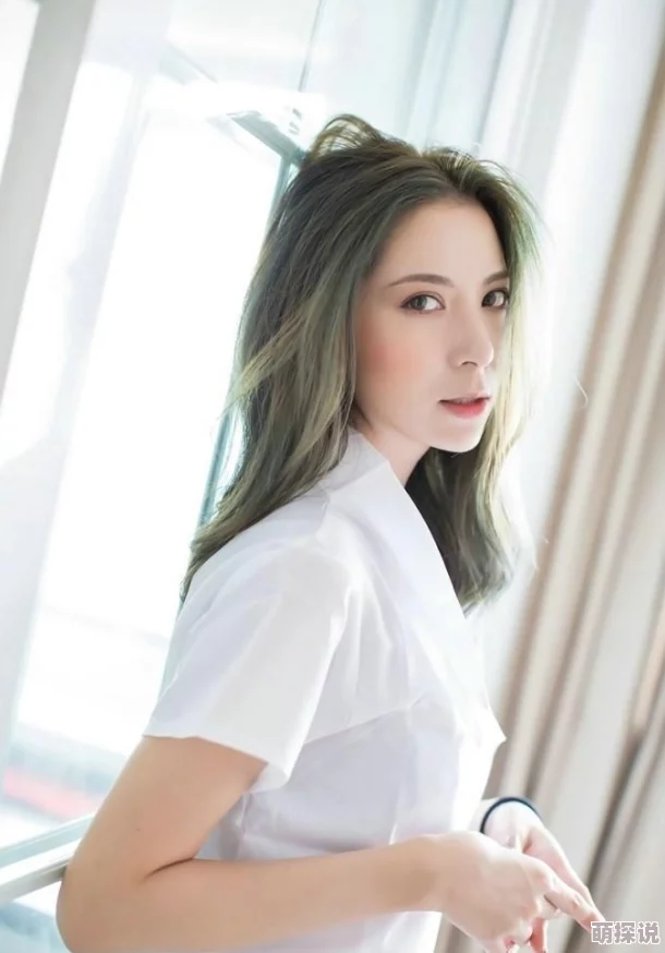 美女校花娇羞雪乳乱颤，近日在校园活动中展现出迷人风采，引发众多同学围观，成为话题焦点