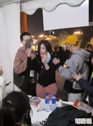 欧美胖老太太在街头舞蹈引围观，网友热议：她的活力让年轻人自愧不如！