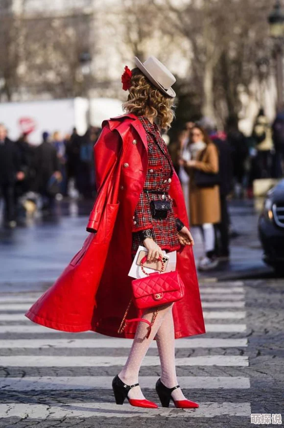 国产精品女丝袜白丝袜新动态：时尚潮流再升级，展现优雅与魅力的完美结合，尽显女性独特气质与风采