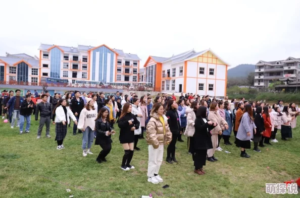 浴室浪漫：男女舌吻互摸的动人瞬间，GIF动态图带你领略亲密无间的爱恋氛围