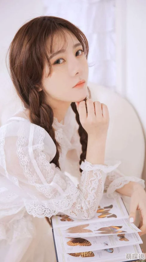 浴室浪漫：男女舌吻互摸的动人瞬间，GIF动态图带你领略亲密无间的爱恋氛围