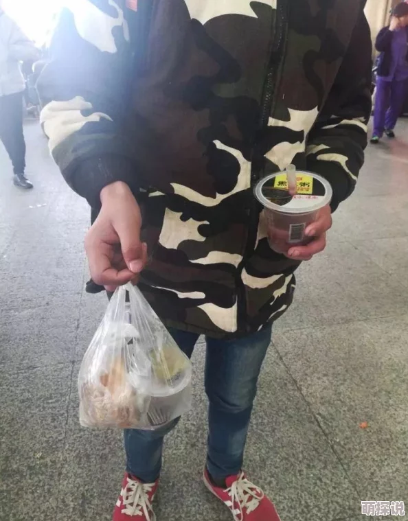 一男孩半夜给女孩吃坤巴,真是暖心的举动,让人感受到友情的温暖 一男孩半夜给女孩吃坤巴,真是暖心的举动,让人感受到友情的温暖