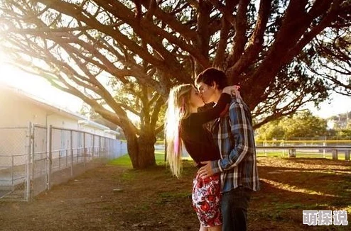 一男孩半夜给女孩吃坤巴,真是暖心的举动,让人感受到友情的温暖 一男孩半夜给女孩吃坤巴,真是暖心的举动,让人感受到友情的温暖