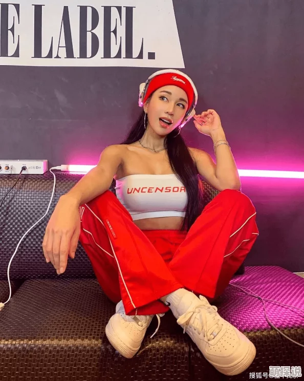 美女露100%胸无遮挡图片网友认为这种内容过于低俗，不符合社会主流价值观，呼吁加强对网络色情内容的监管与抵制