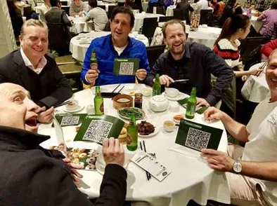 女生趴开腿让男生通下载App,这种方式真的太不妥了,影响不好 女生趴开腿让男生通下载App,这种方式真的太不妥了,影响不好