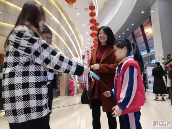 女生趴开腿让男生通下载App,这种方式真的太不妥了,影响不好 女生趴开腿让男生通下载App,这种方式真的太不妥了,影响不好