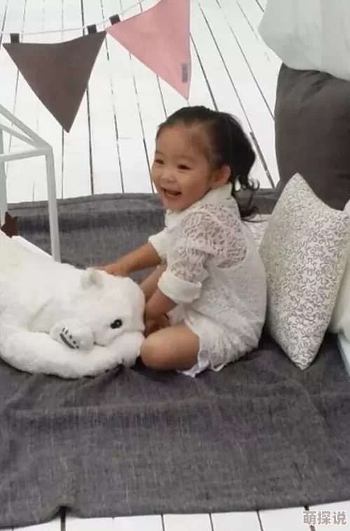 扶着稚嫩的小屁股坐下去，感受温馨与幸福的瞬间