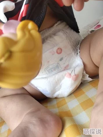 扶着稚嫩的小屁股坐下去，感受温馨与幸福的瞬间