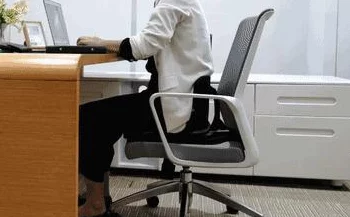 肉多到炸的年上骨科指的是肌肉发达的男性与年轻女性之间的恋爱关系