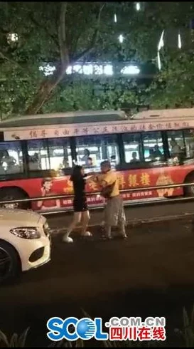 男J大巴进入女人视频这是一段关于公共交通安全的讨论视频