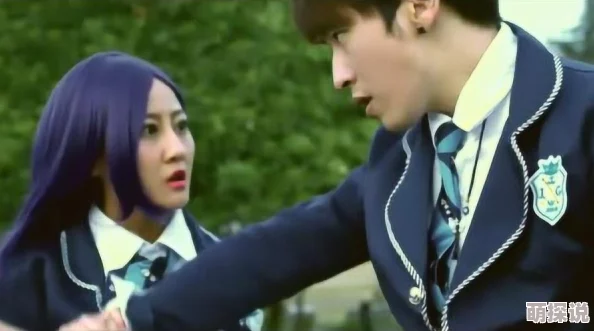 嗯啊…跟校草在教室里做h，趁着午休时间偷偷进行的刺激体验