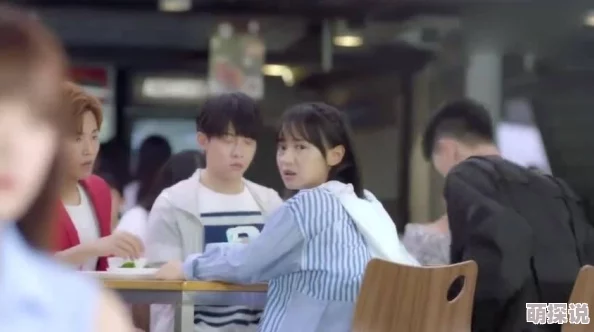 嗯啊…跟校草在教室里做h，趁着午休时间偷偷进行的刺激体验