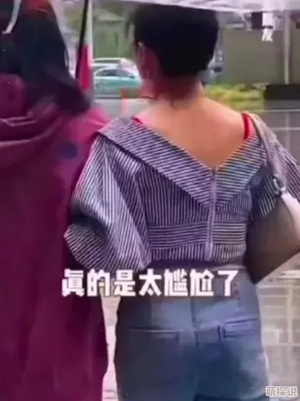 伸进同桌奶罩里摸她胸结果被老师发现罚站一节课 伸进同桌奶罩里摸她胸结果被老师发现罚站一节课