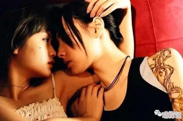 亚洲人女同舌吻是一种亲密行为表达方式，常见于亚洲文化中的女性同性恋关系中