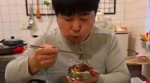 冷教授的好大坐不下去最近在网上开设了自己的美食直播间分享各种美味的家常菜谱