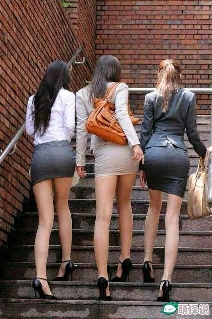 穿着内裤就进去了肉hhh众人围观尴尬不已场面一度失控