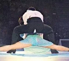 穿着内裤就进去了肉hhh众人围观尴尬不已场面一度失控