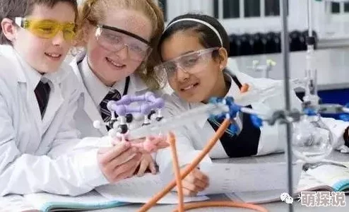 教室坐下汁水四溅h学生们在课堂上进行科学实验时意外引发小型水花秀