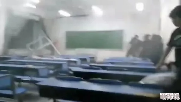 教室坐下汁水四溅h学生们在课堂上进行科学实验时意外引发小型水花秀