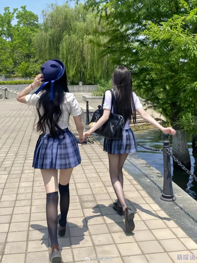 jk与女同夫人近日两人被拍到一起逛街，甜蜜互动引发网友热议