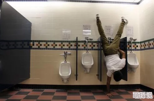 国内牛人潜入商场厕所从隔板偷拍顾客隐私引发热议新鲜事曝光后商场加强安保措施 国内牛人潜入商场厕所从隔板偷拍顾客隐私引发热议新鲜事曝光后商场加强安保措施