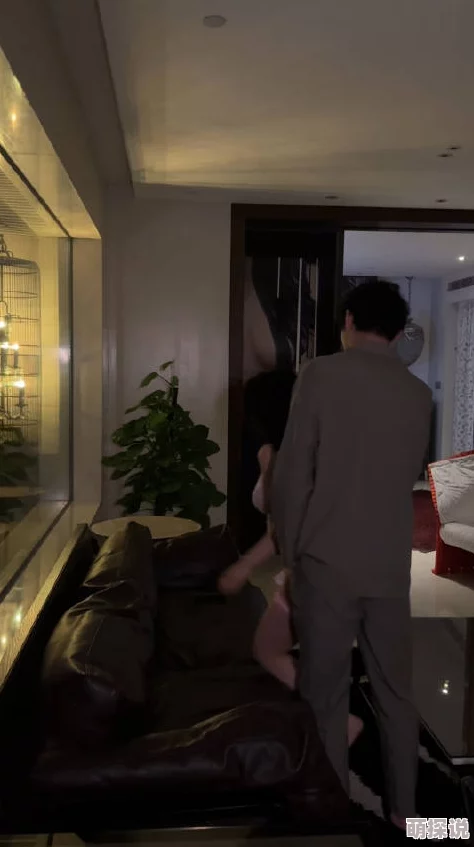 独家爆料：嗯嗯啊好爽疑似与神秘富商深夜K歌举止亲密