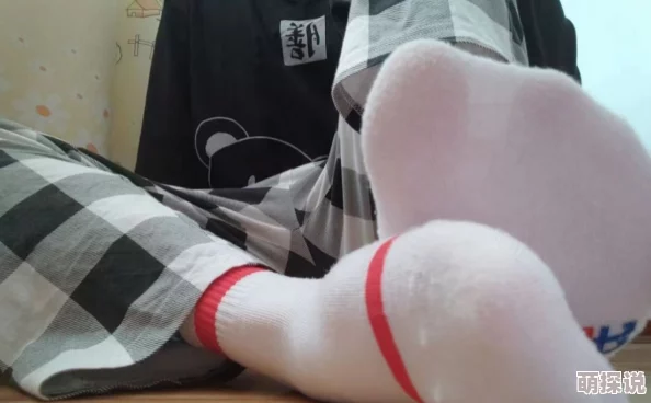 挠脚心丝袜vk据传新款即将推出引发粉丝热议讨论限量版配色和材质