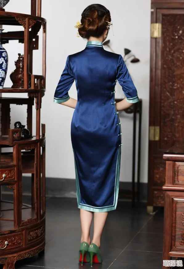 老师今天黑色双开真丝旗袍恩施，传闻她与校外知名设计师秘密合作，准备推出新系列服装引发热议！