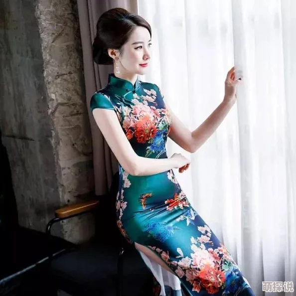 老师今天黑色双开真丝旗袍恩施，传闻她与校外知名设计师秘密合作，准备推出新系列服装引发热议！