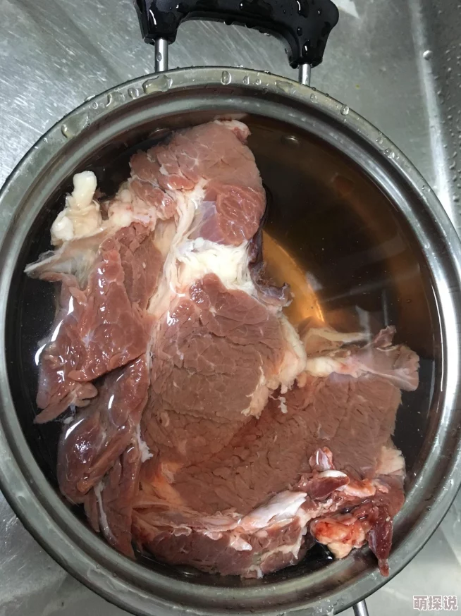 往花心里倒红酒，感受浪漫与自然的完美结合，提升生活品质与情感交流的独特体验