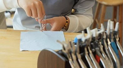 热99在：明星聚会现场曝光，神秘嘉宾引发众人猜测，背后隐藏的故事令人惊叹！