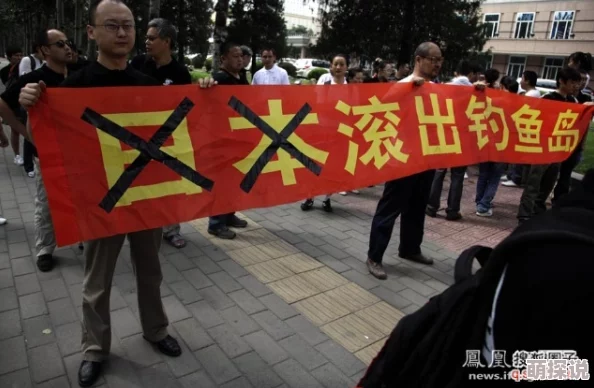 美国户外撒尿事件引发公众愤怒，数百人聚集抗议，呼吁加强公共卫生管理和保护环境！