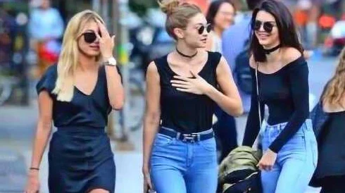 美女的胸没有胸罩无遮挡，街头目击者惊呼：这竟然是一次大胆的时尚挑战，引发热议！