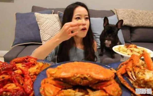 公的大肉大捧一进一出视频引发热议，网友纷纷讨论其背后的故事与影响力