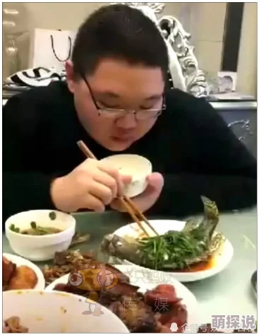 公的大肉大捧一进一出视频引发热议，网友纷纷讨论其背后的故事与影响力