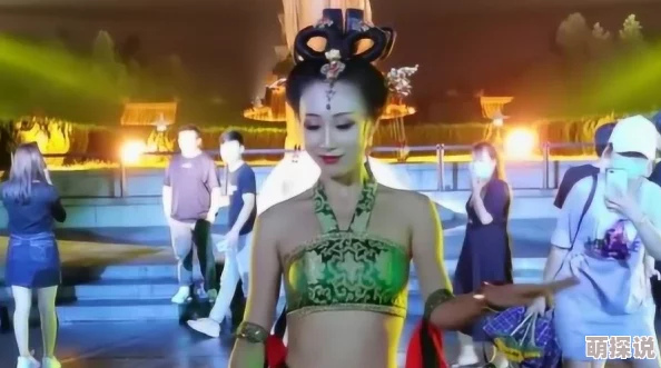 八重神子穿着简陋衣服跳舞，展现出她独特的魅力与风采，让人感受到传统与现代交融的美丽瞬间