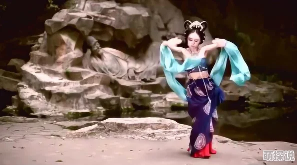 八重神子穿着简陋衣服跳舞，展现出她独特的魅力与风采，让人感受到传统与现代交融的美丽瞬间
