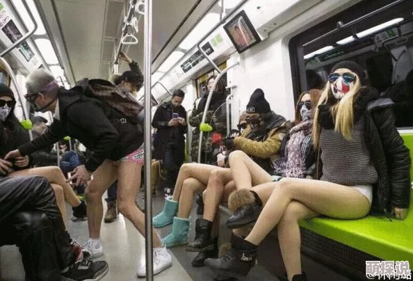公车忘穿内裤被挺进小说，乘客目睹惊人一幕，现场气氛瞬间变得尴尬无比！