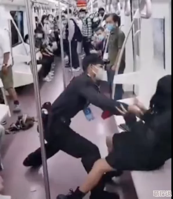 公车忘穿内裤被挺进小说，乘客目睹惊人一幕，现场气氛瞬间变得尴尬无比！