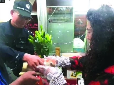 小孩子把钢筋喂给妈妈视频引发热议，网友惊呼：这是怎样的亲子互动？