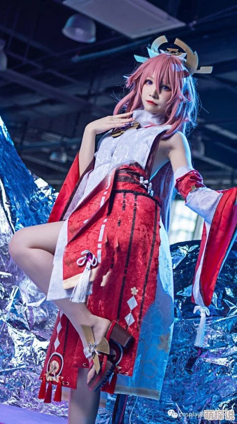 八重神子穿着简陋衣服跳舞，真是太可爱了，这种风格让人感到亲切！