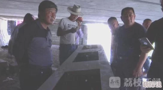 被两个男人同时做好爽网友认为这种情节在影视作品中常见，但现实生活中应尊重个人选择和感受，强调安全与同意的重要性