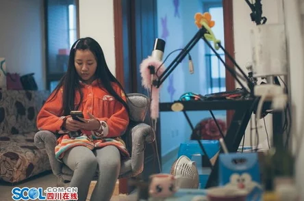 美女脱全身衣服免费网站网友认为该网站内容低俗不堪，呼吁加强网络监管以保护青少年免受不良信息影响