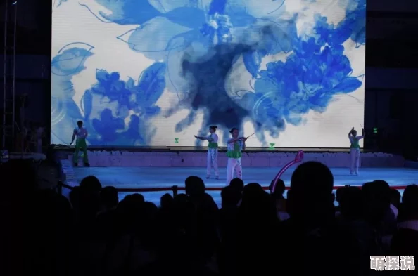 亚洲伊人色，色彩斑斓的视觉盛宴，让人沉醉其中，仿佛置身于梦幻世界